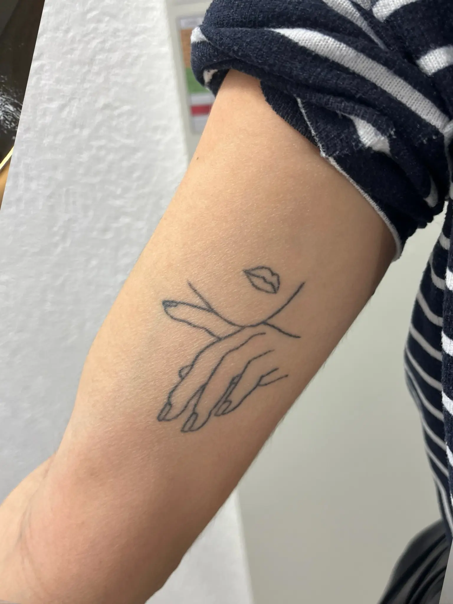 Avant — Tatouage line-art bras